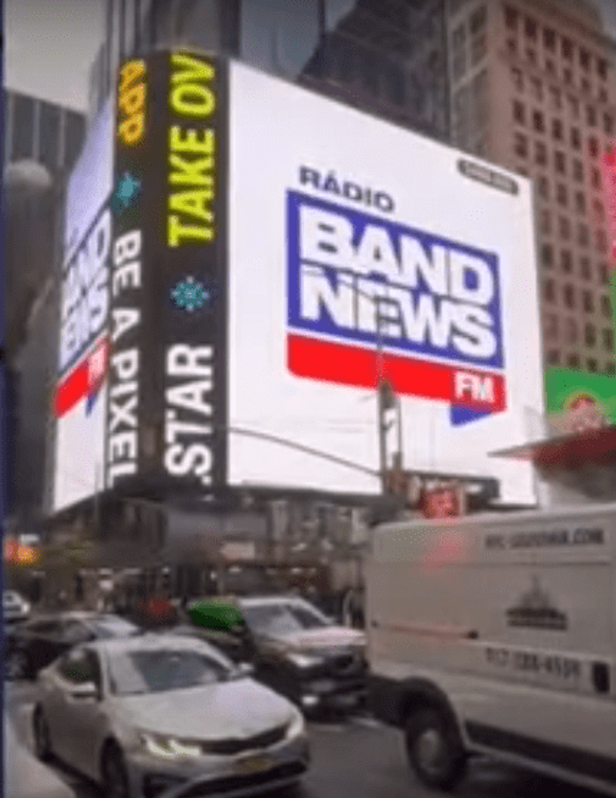 BandNews FM veicula agradecimento aos ouvintes em telão na Times Square, em Nova York