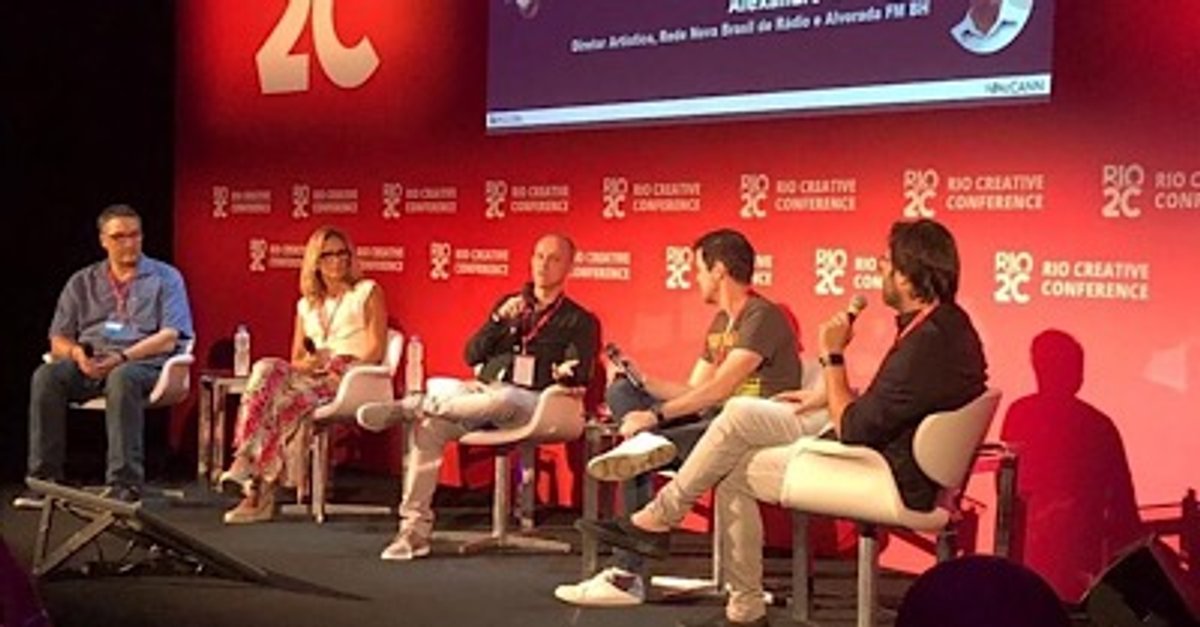 Artistas e bandas tocam canções para diretores de rádio durante a Rio2C