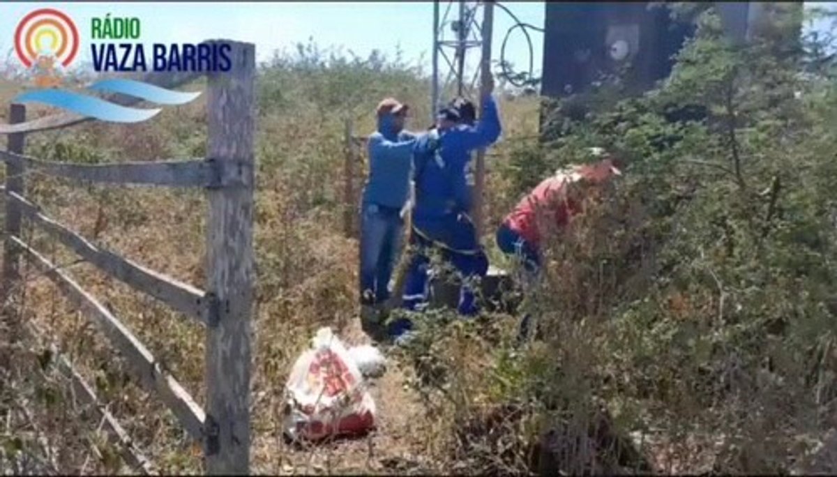 Trabalhadores que atuavam em desmontagem de torre de rádio caem e um morre no interior da Bahia