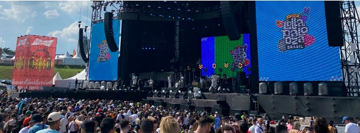 Rádio Mix FM realiza ação externa para sortear ingressos para o Lollapalooza Brasil