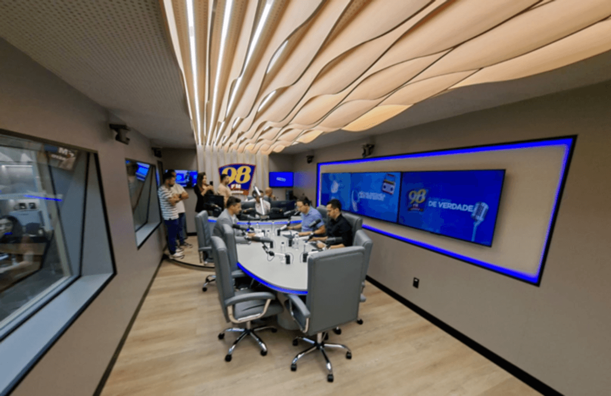 Correio 98 FM inaugura novo estúdio com integração entre rádio, vídeo e plataformas digitais