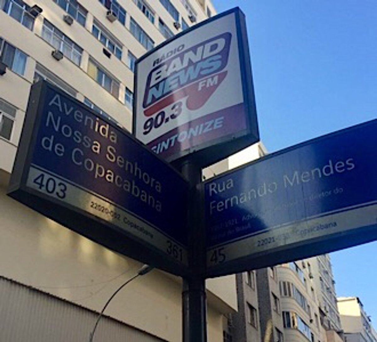 BandNews FM espalha “placas” nas ruas do Rio de Janeiro para divulgar o seu novo canal