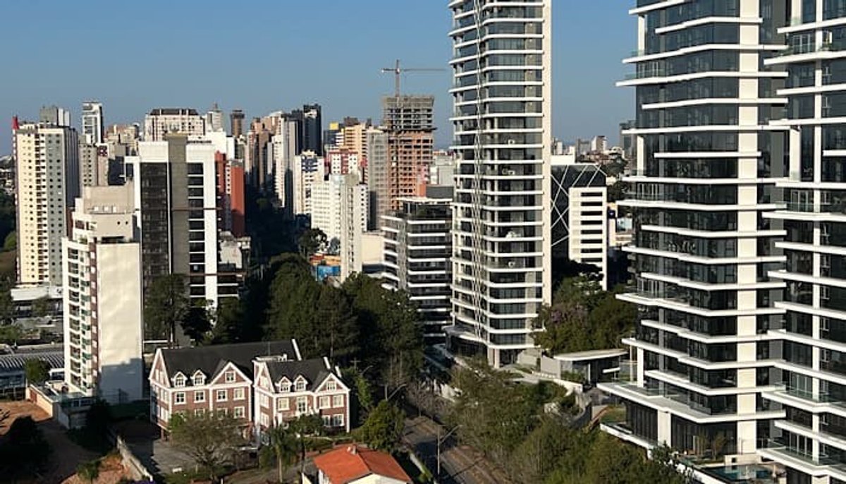 Panorama: 98 FM dispara na liderança geral; Ouro Verde FM Easy avança para o top 3 de audiência em Curitiba
