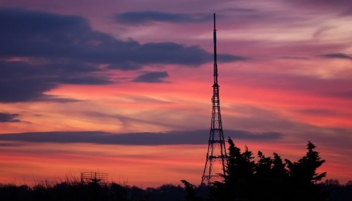 Reino Unido inicia revisão sobre futuro do rádio e avalia possível transição do FM para plataformas digitais