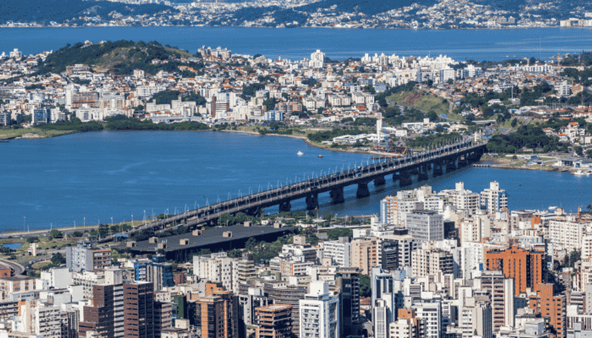 Panorama: Jovem Pan FM lidera em audiência; Jovem Pan News, Antena 1 e Nostalgia FM crescem em Florianópolis