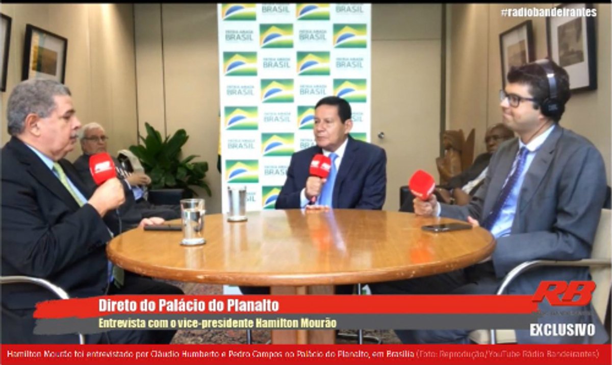 Jornalistas da Rádio Bandeirantes entrevistam vice-presidente Hamilton Mourão direto do Palácio do Planalto