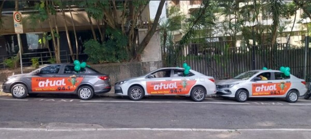 Rádio Atual adesiva 10 carros de aplicativo para campanha institucional em São Paulo