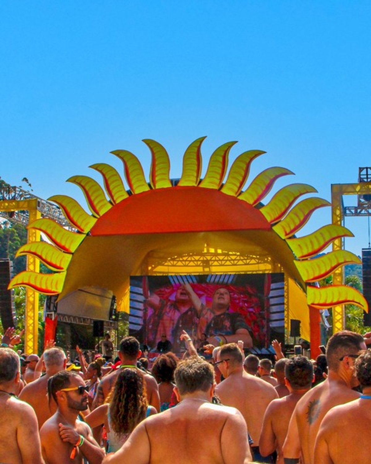 Energia 97 FM e Magic City realizam “Pool Party da Véia” em Suzano (SP)