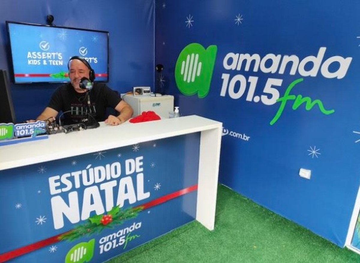 Amanda FM transmite a programação do Estúdio de Natal no centro de Rio do Sul (SC)