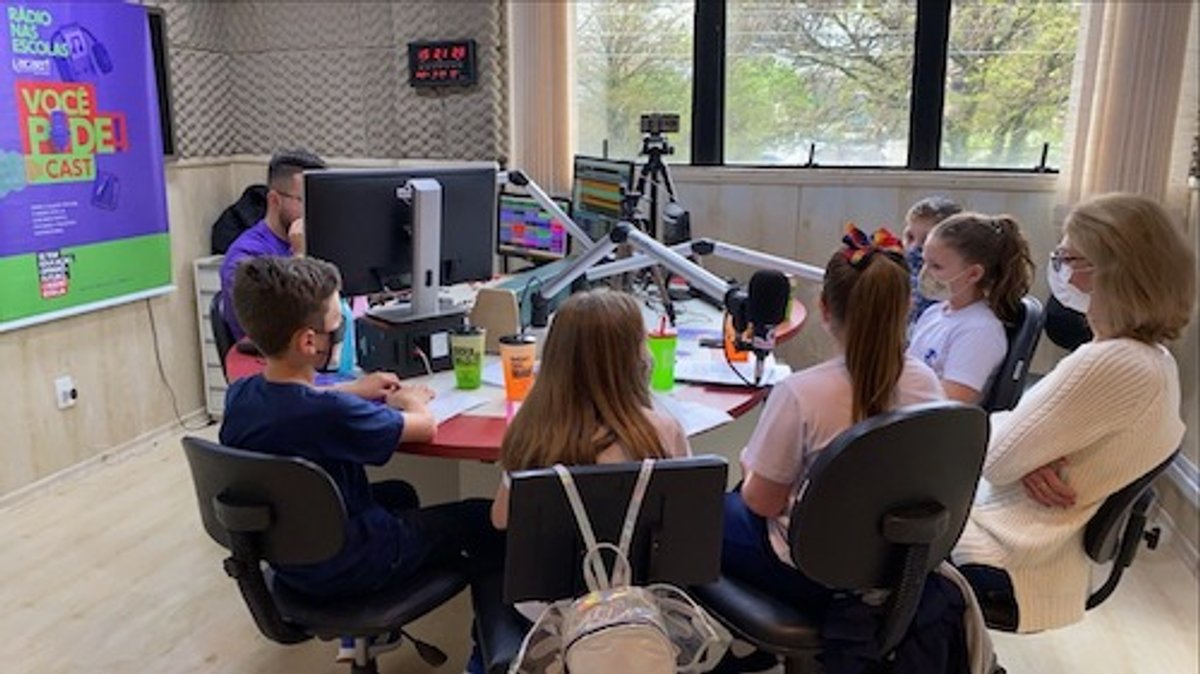 Em comemoração à Semana do Rádio, ACAERT realiza ações com alunos de escolas catarinenses