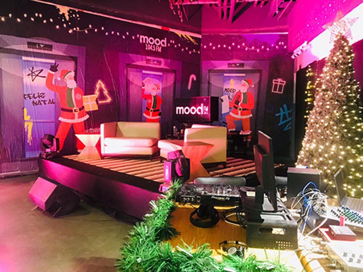 Mood FM faz transmissão de sua programação direto de estúdio instalado no Barra Shopping, no Rio de Janeiro