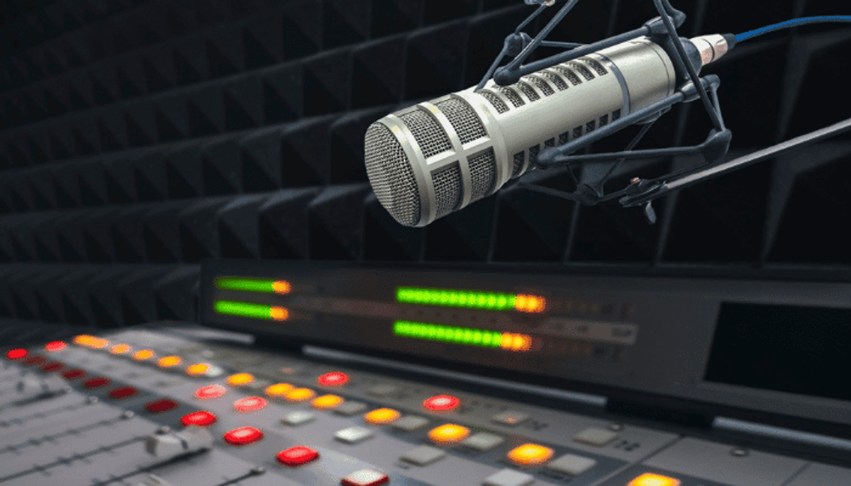 Nielsen: Rádio alcança 92% dos adultos nos Estados Unidos e supera TV conectada e smartphones em alcance mensal