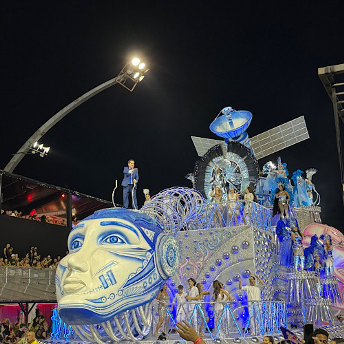 Águia de Ouro se destaca nos quesitos enredo e samba-enredo com o tema 100 anos do rádio