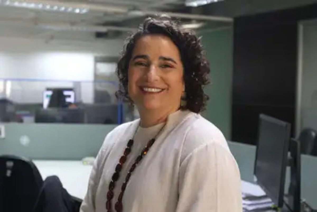 Rádio Nacional tem primeira partida de futebol com narração feminina