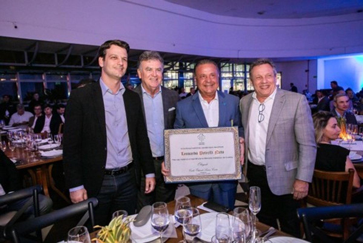 Leonardo Petrelli (Grupo Ric) é homenageado pela Confraria Imobiliária de Curitiba