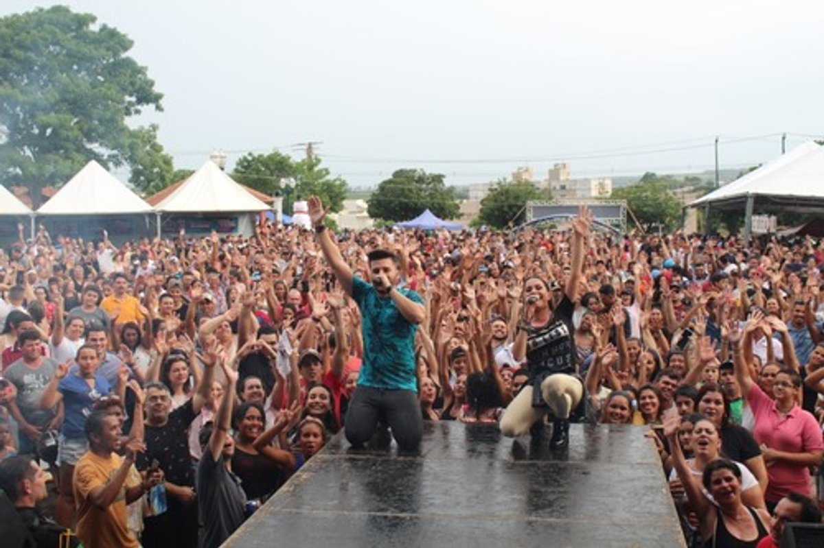 Rádios Aline FM e Bianca FM promovem Mega Show Natal Solidário no Noroeste Paranaense e reúnem 10 mil pessoas
