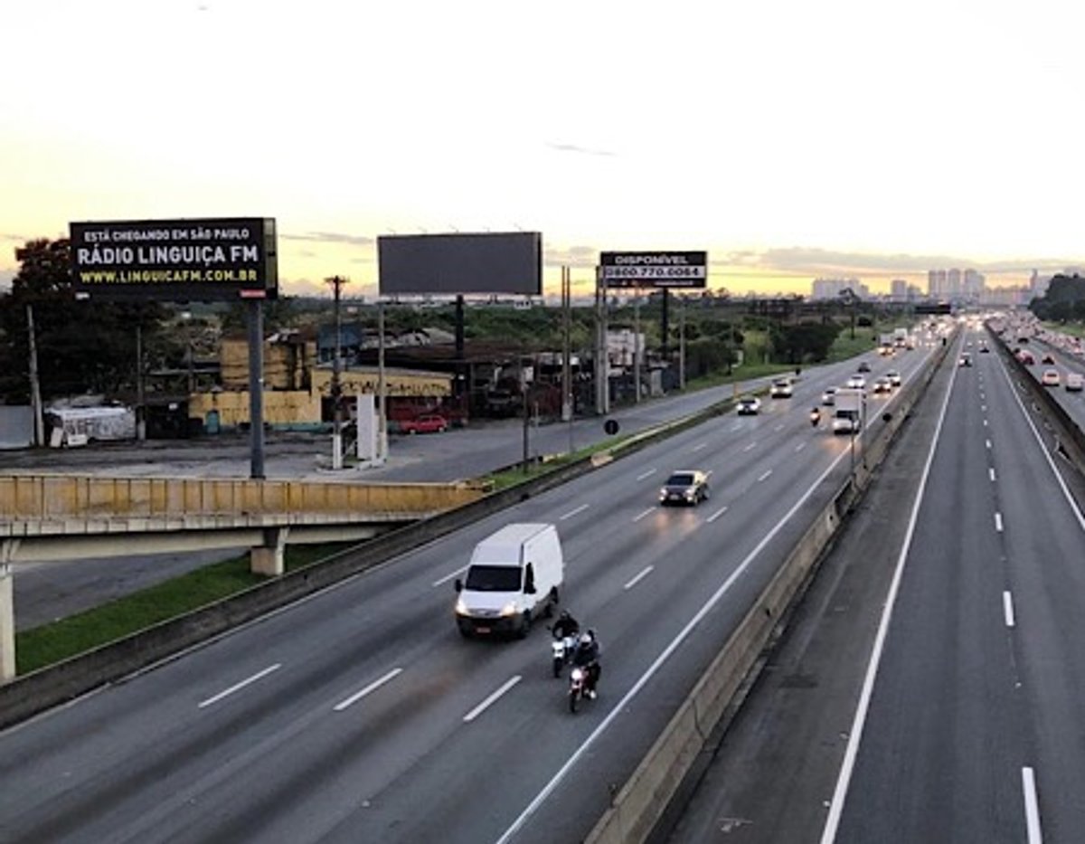 Curiosidade: Outdoor instalado na Dutra faz expectativa sobre a chegada da "Rádio Linguiça FM" em São Paulo
