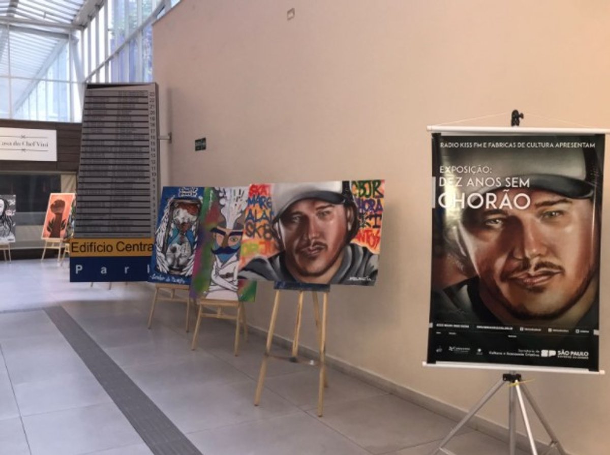 Kiss FM realiza exposição em telas em homenagem ao ex-vocalista Chorão, do Charlie Brown Jr