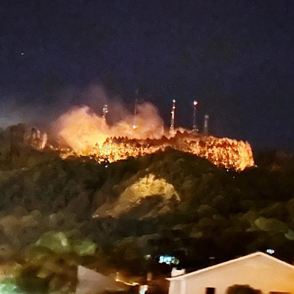 Incêndio no Morro das Comunicações, em Irati (PR), é controlado pelo Corpo de Bombeiros