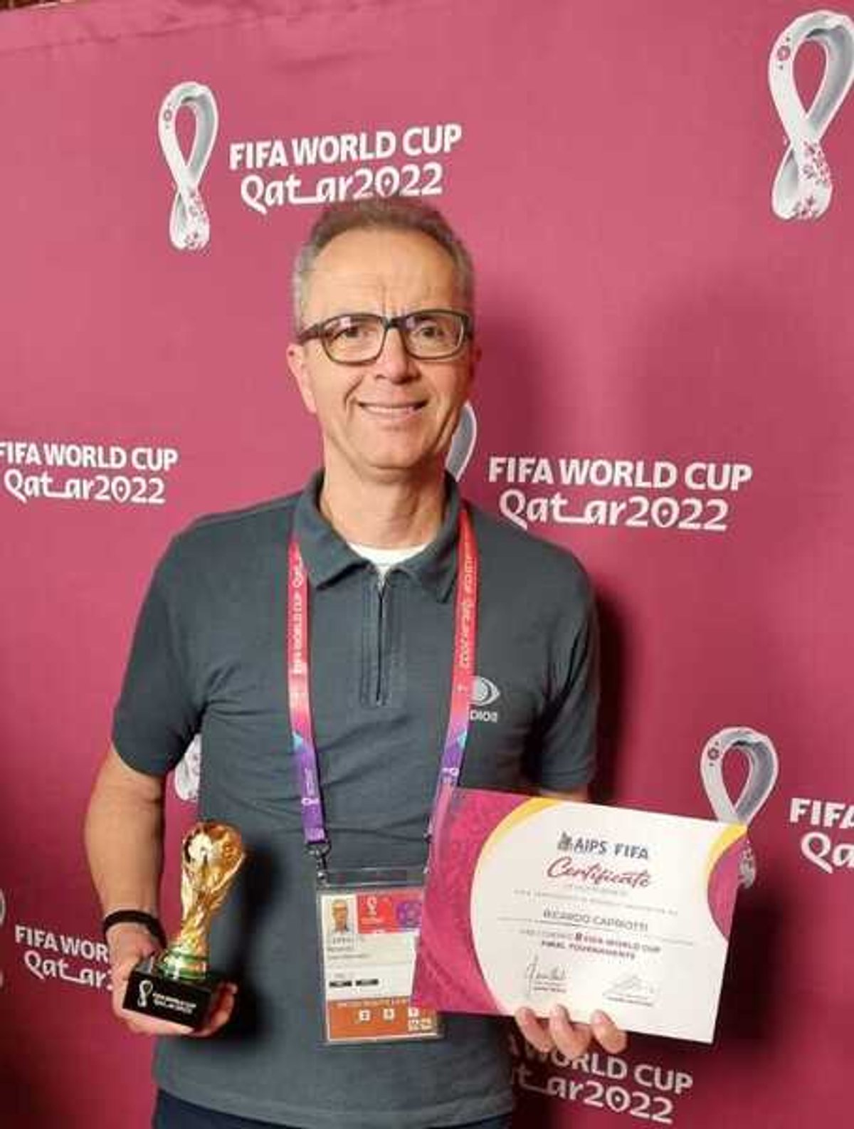 Fifa homenageia jornalista Ricardo Capriotti, da Rádio Bandeirantes, pela cobertura da oitava Copa do Mundo da carreira