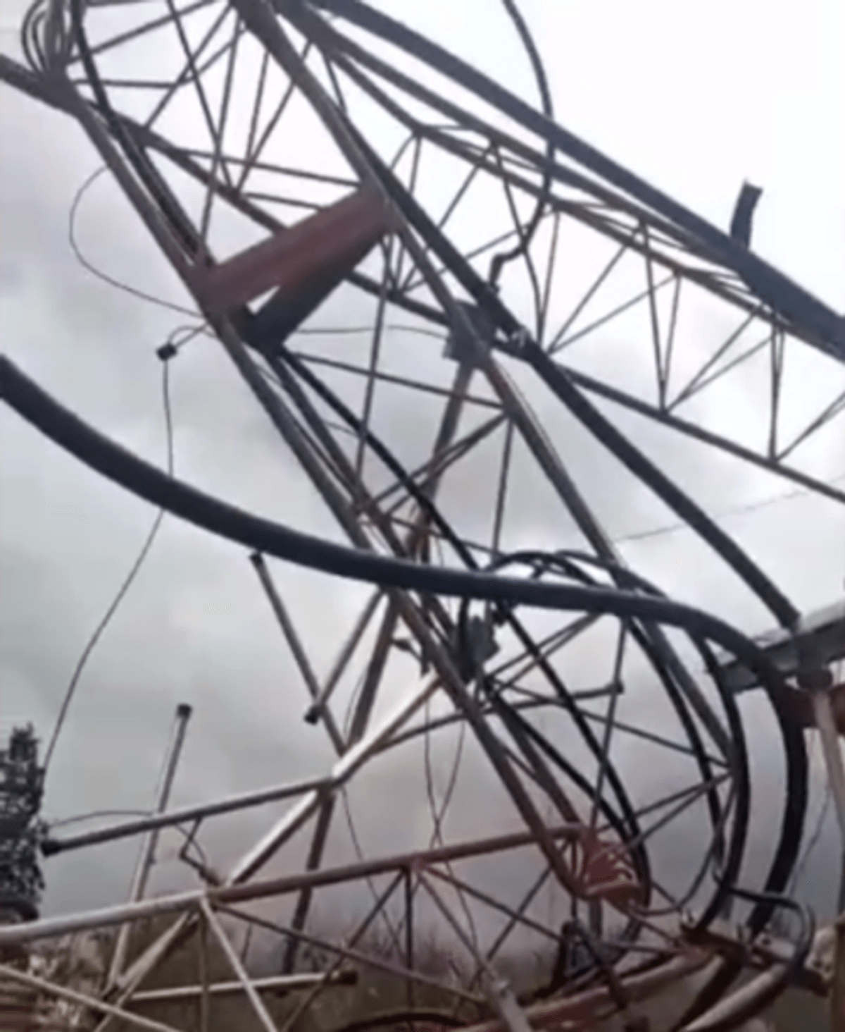 Fortes chuvas derrubam torre da Rádio São José FM e Nova Era FM, em Mafra (SC)