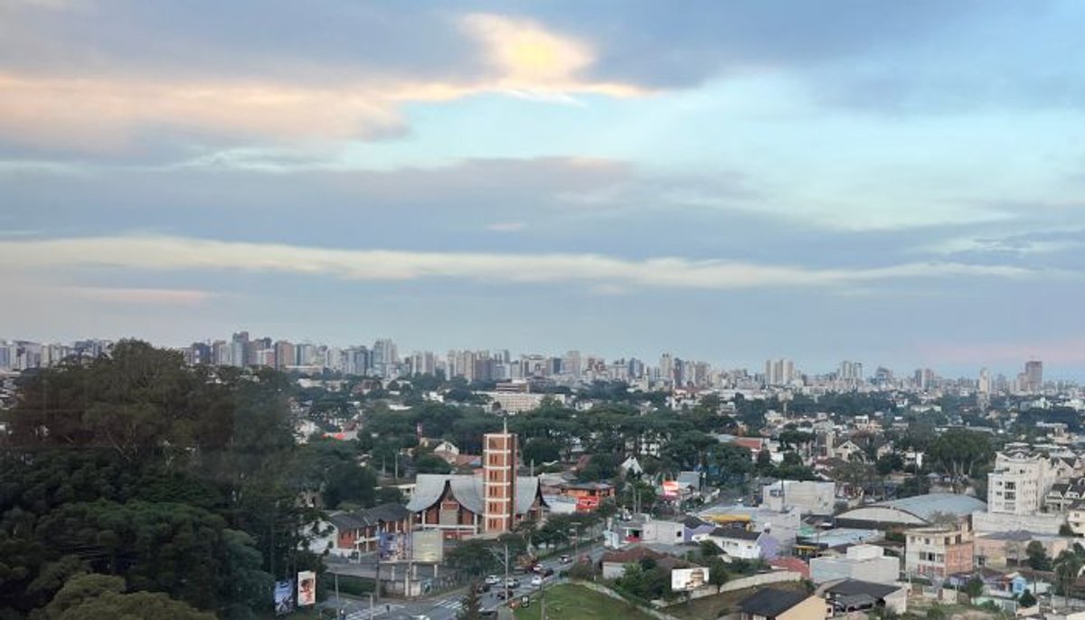 Panorama: Massa FM e 98 FM estão próximas no topo do ranking FM de audiência. Mundo Livre FM avança para o top 3 em Curitiba