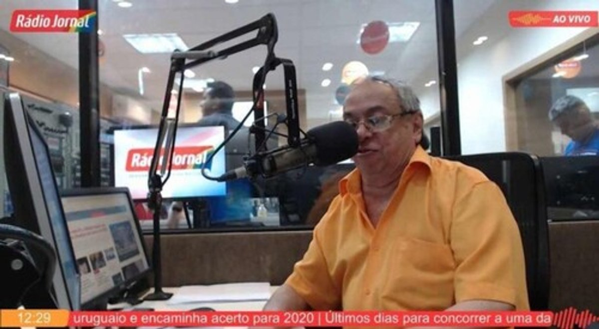 Rádio Jornal divulga morte do narrador esportivo Roberto Queiroz