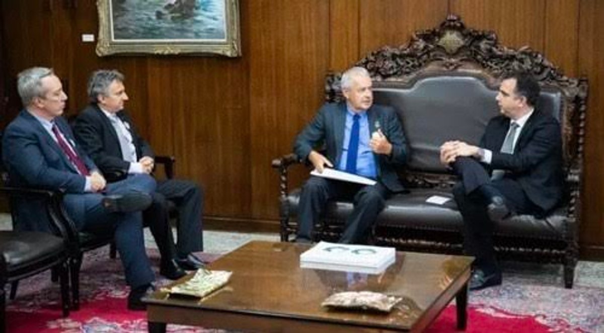 AMIRT entrega ofício a senadores com reivindicações para o setor de rádio