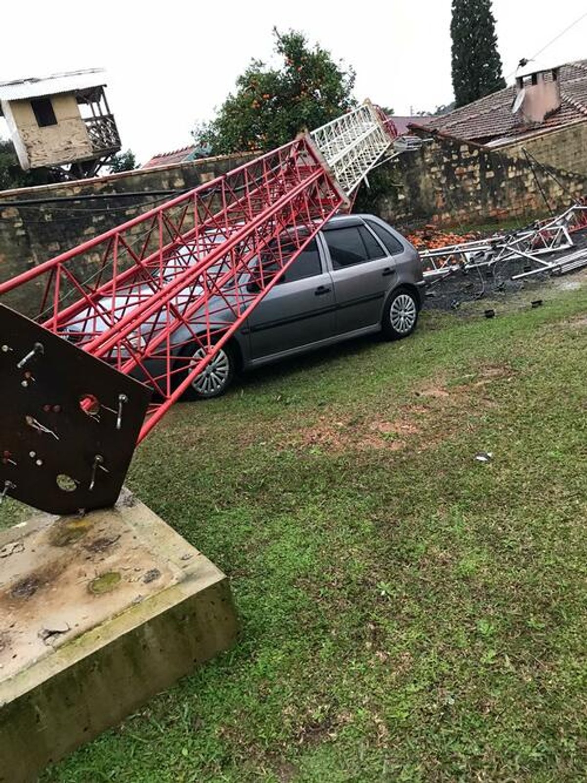 Vendaval e fortes chuvas causam transtornos em rádios do Sul do país