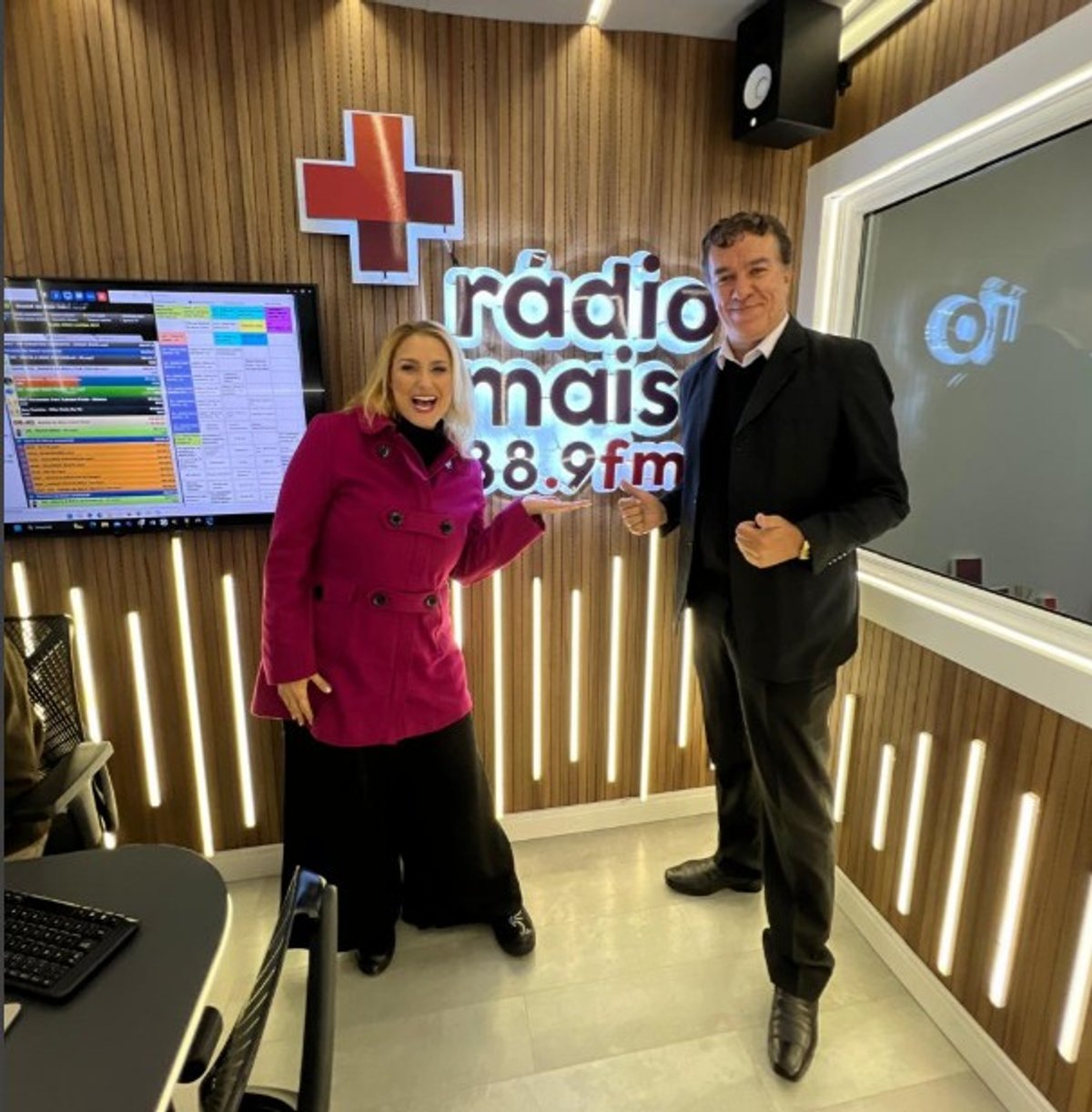 Rádio Mais FM realiza ajustes em sua grade e promove mudanças na identidade de sua rede no Paraná