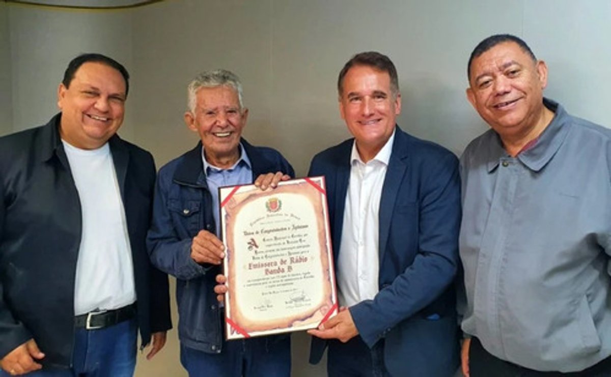 Rádio Banda B é homenageada em decorrência dos 25 anos pelos vereadores de Curitiba (PR)