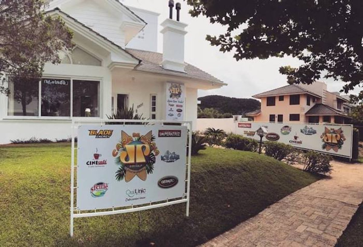 Jovem Pan FM transmite a partir de uma “casa de praia” em Florianópolis