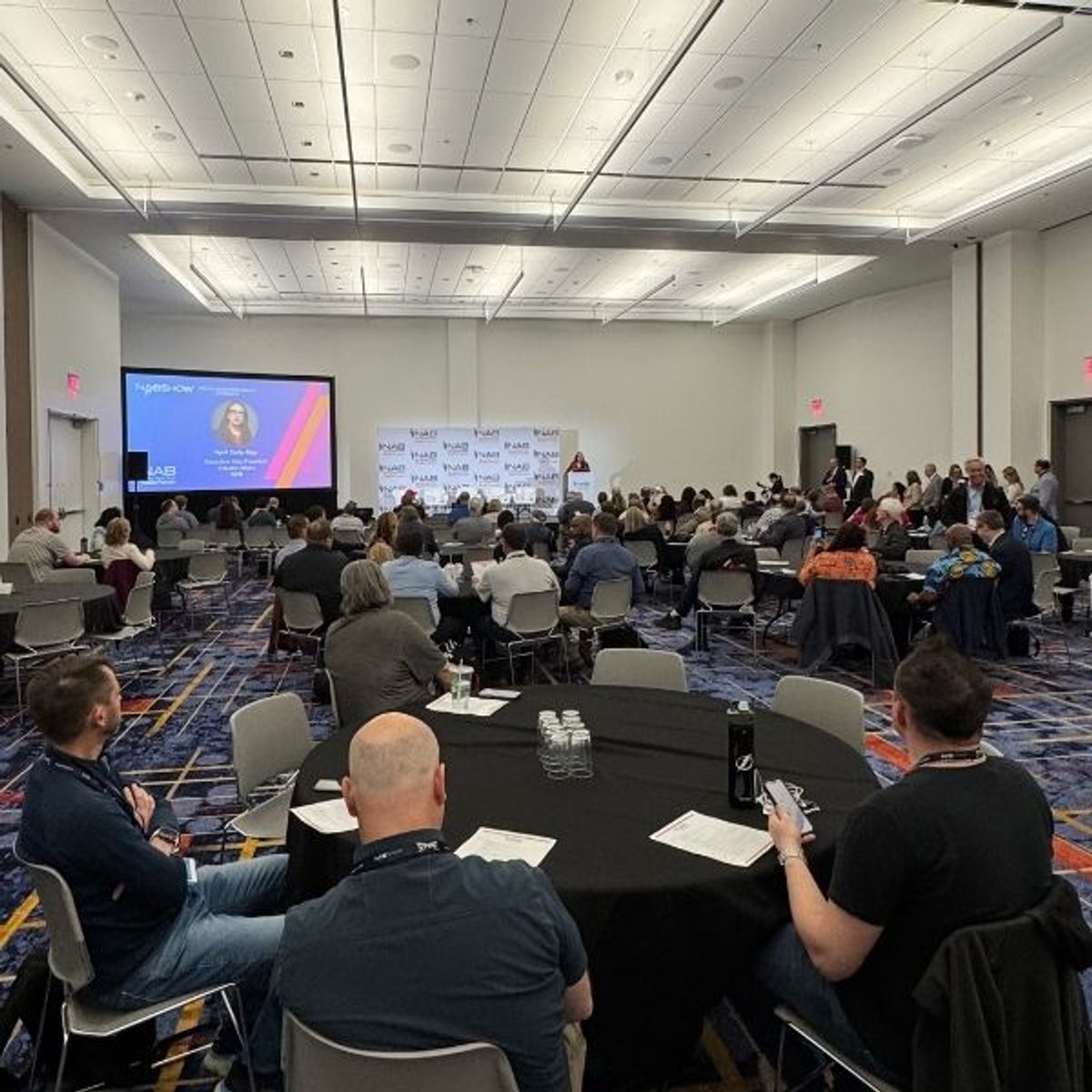Tendências | Painel no NAB Show 2025 aponta que crescimento de receita no rádio passa pelo digital