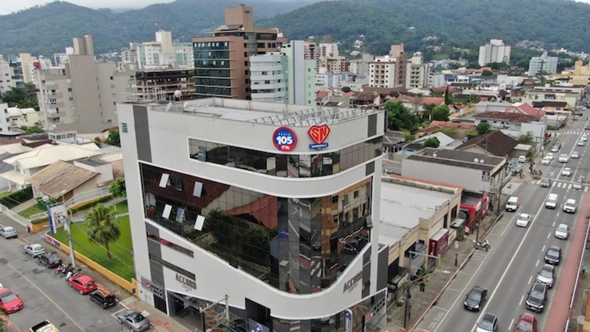 Rádio Jaraguá integra o grupo de comunicação que controla a 105 FM e a Supernova FM