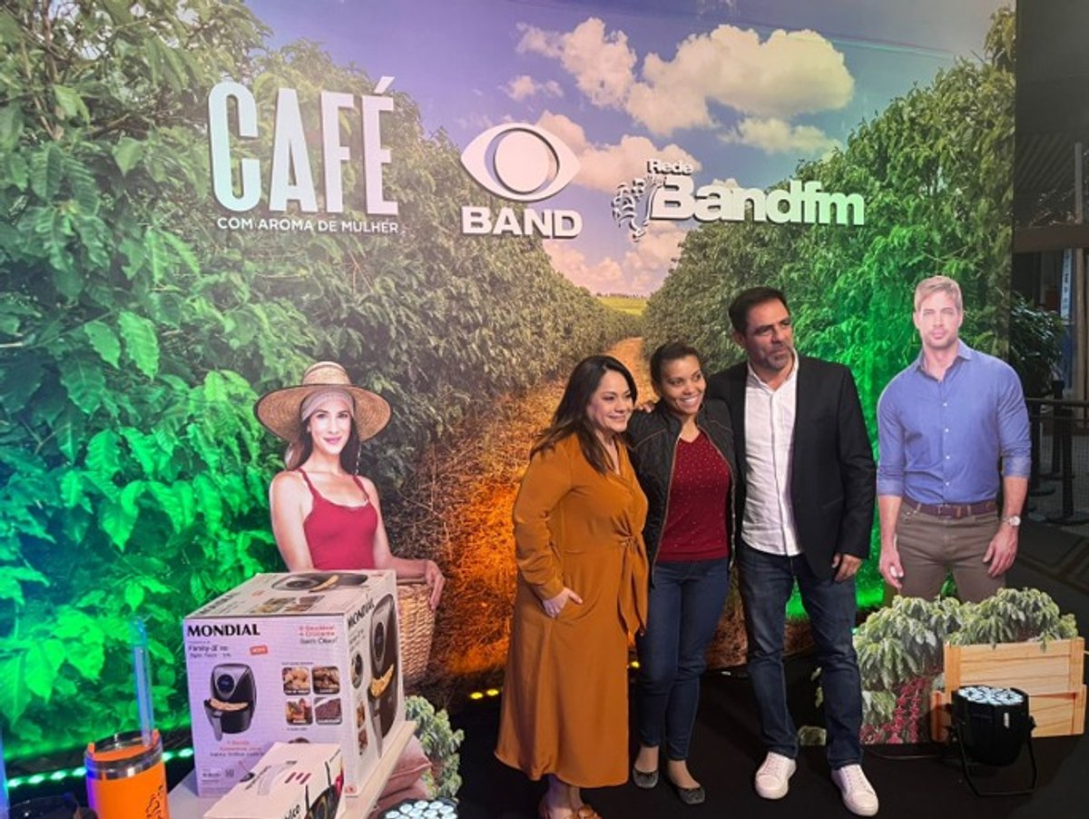 Band FM realiza ação especial com ouvintes para exibição de novela na sede do Grupo Bandeirantes em São Paulo
