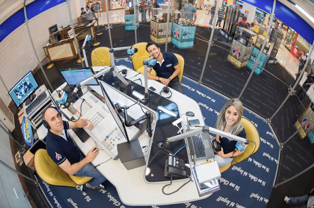 Clube FM realiza exposição “PRA-7: A História do Rádio” em shopping de São Carlos