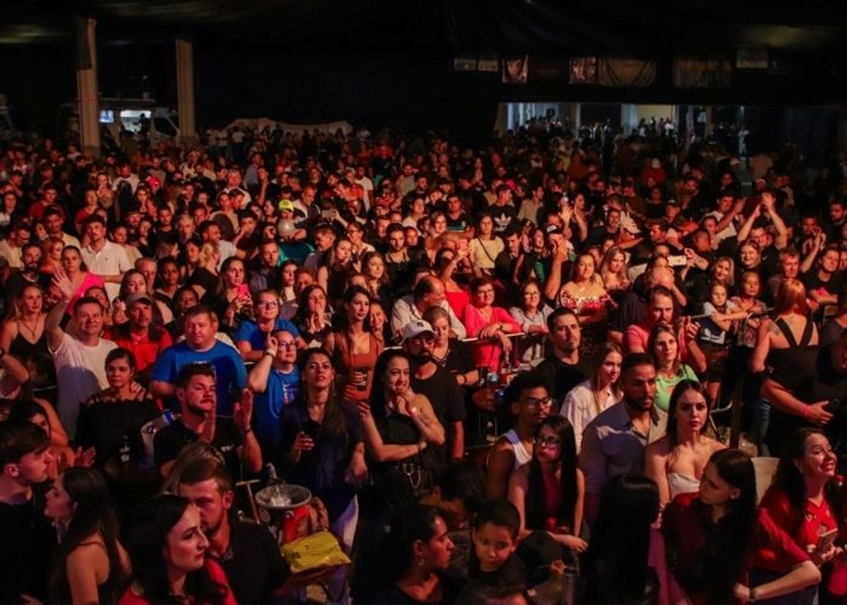 Amanda FM reúne 5 mil pessoas no Mega Show Premiado e reforça força do rádio no Alto Vale (SC)