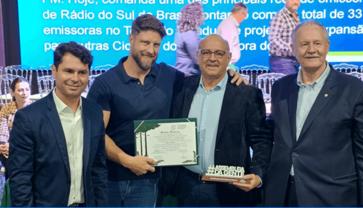 Programa Assembleia Legislativa Itinerante homenageia o diretor da Rádio T FM, Márcio Martins, em Castro (PR)