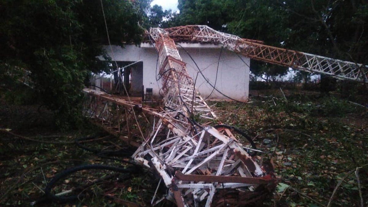 Temporal que atinge o interior de São Paulo neste domingo derruba torre de transmissão de duas FMs de Catanduva 