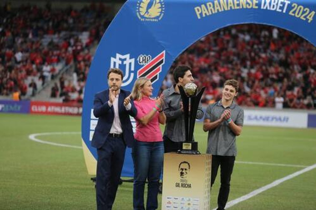 Gil Rocha é homenageado em troféu do Campeonato Paranaense 2024
