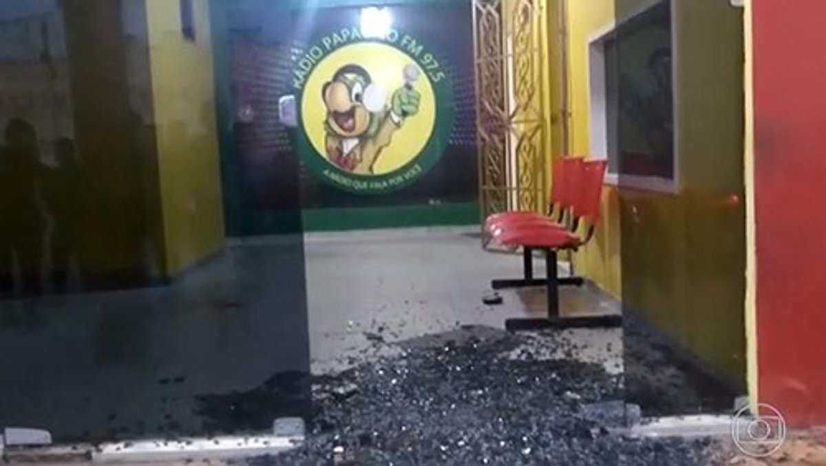 Criminosos atiram contra sede da rádio Papagaio FM em Icó