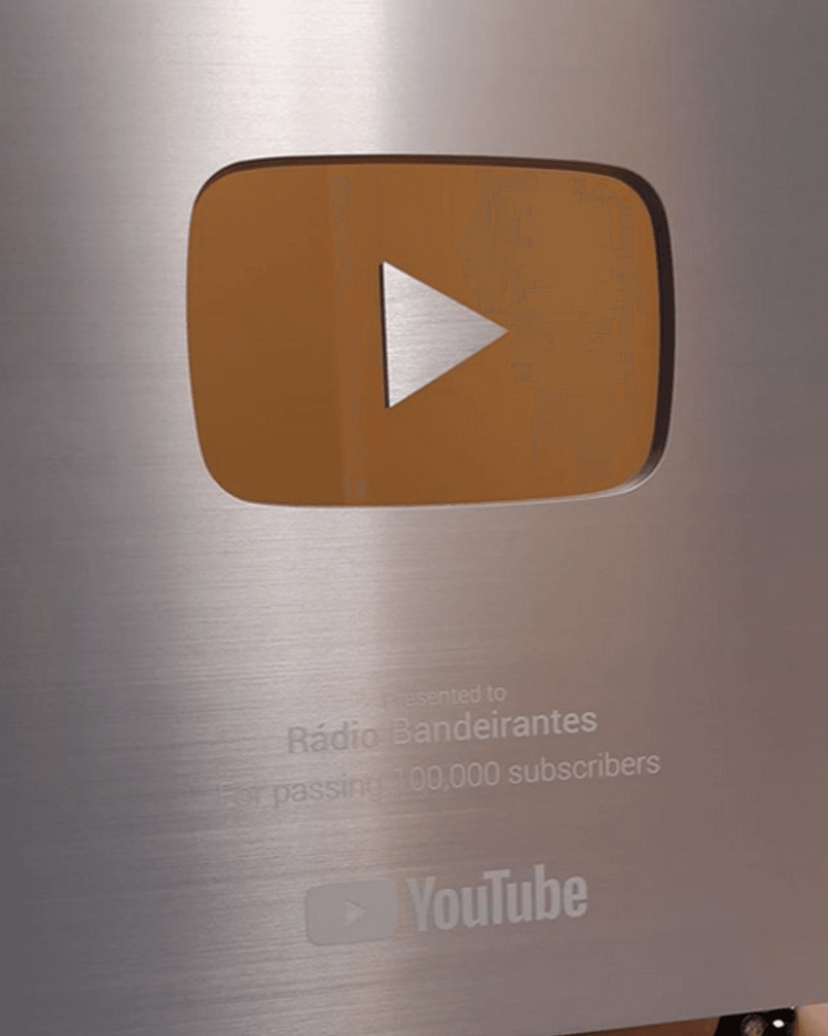 Rádio Bandeirantes atinge 100 mil inscritos em seu canal no YouTube e recebe Placa de Prata