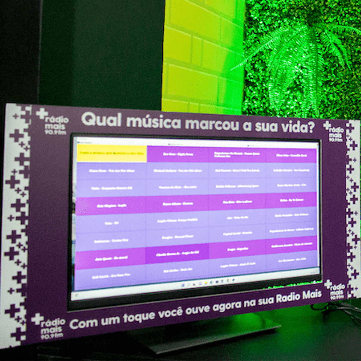 Estande da Mais FM em feira de Maringá (PR) conta com sistema interativo que envolve música e café