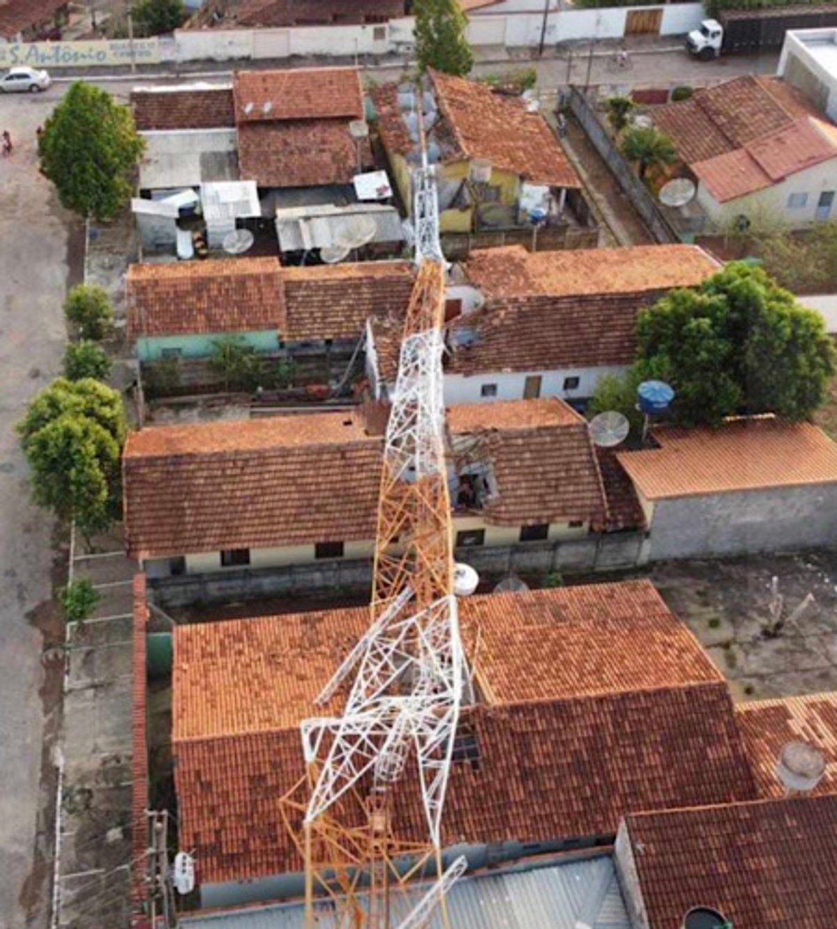 Temporal derruba torre de migrante AM-FM no interior de Goiás 