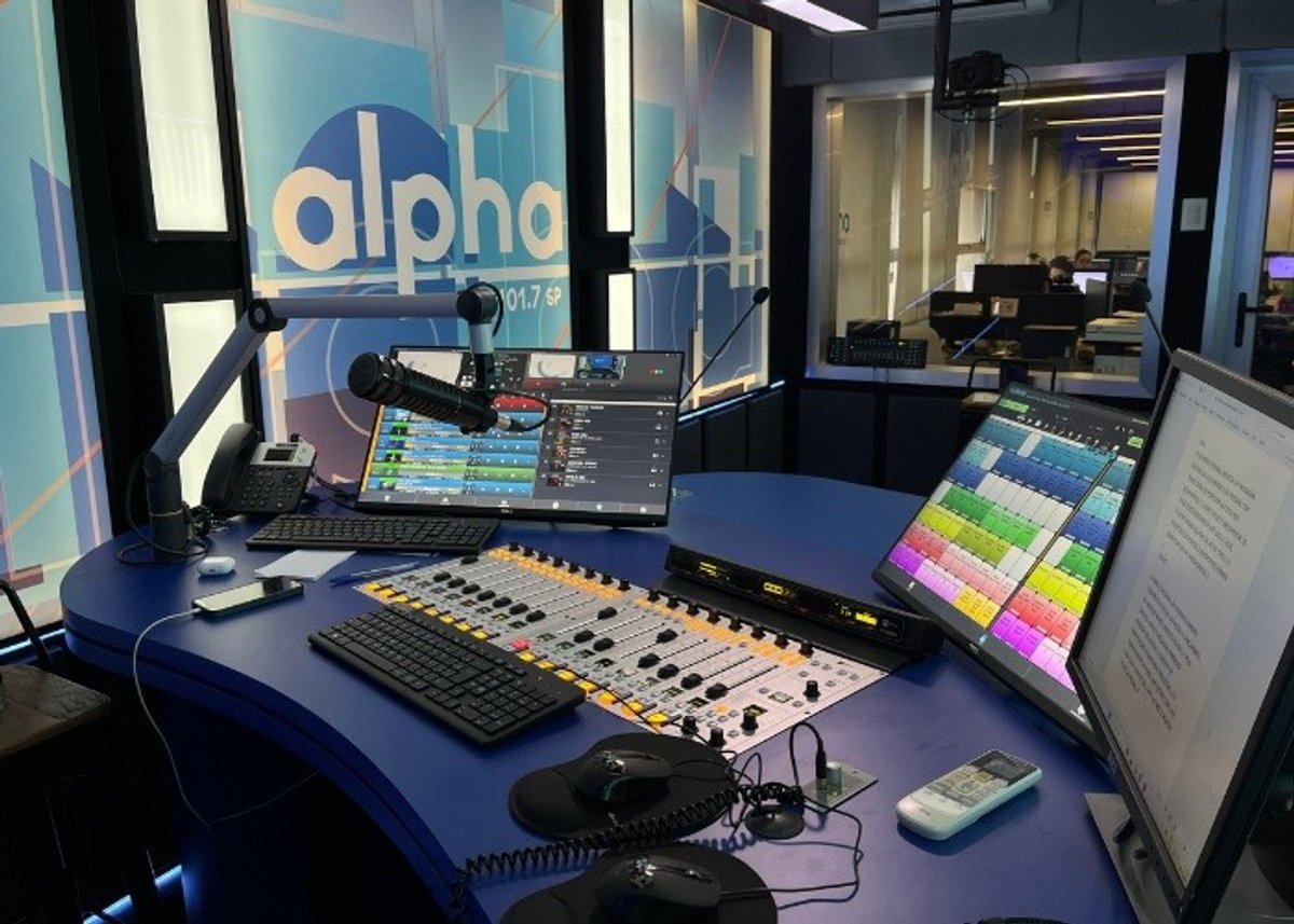 Alpha FM já opera em seu novo estúdio multiplataforma com layout e equipamentos modernizados