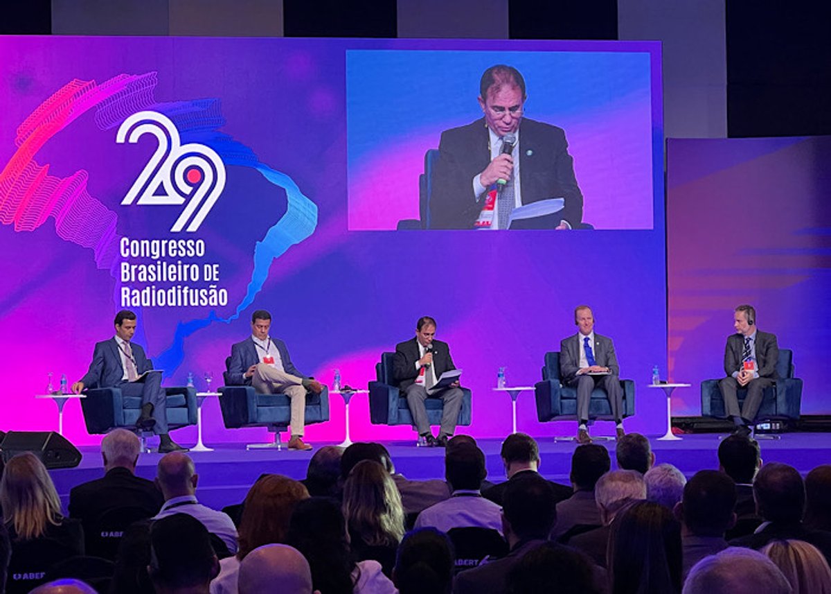 29º Congresso | Com nomes internacionais, painel de abertura fala da necessidade de simetria de regras na mídia