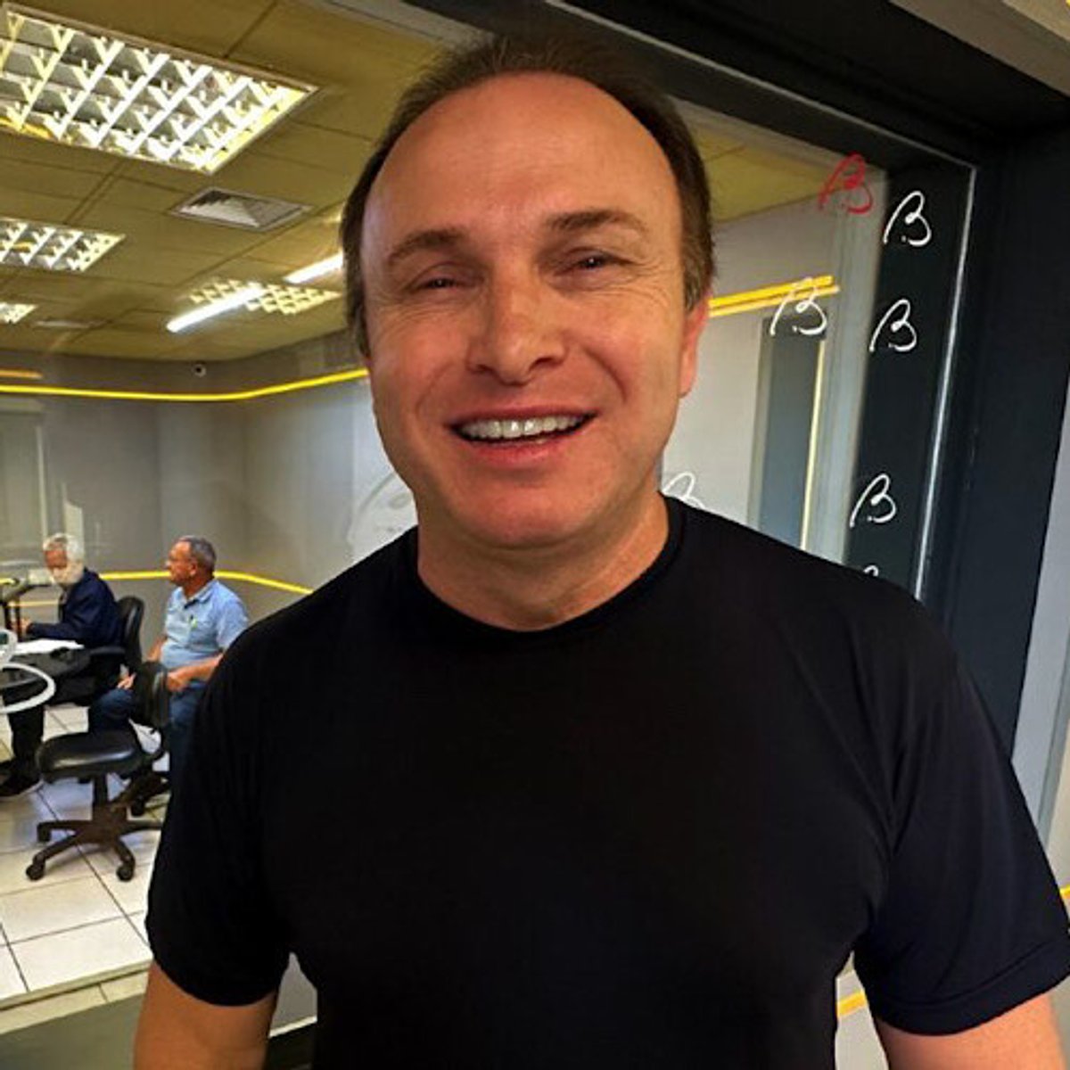 Rádio Banda B anuncia Roberto Hinça e amplia equipe de comunicadores