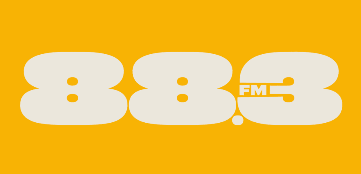 883 FM divulga programação com foco em música popular e curadoria moderna em Salvador