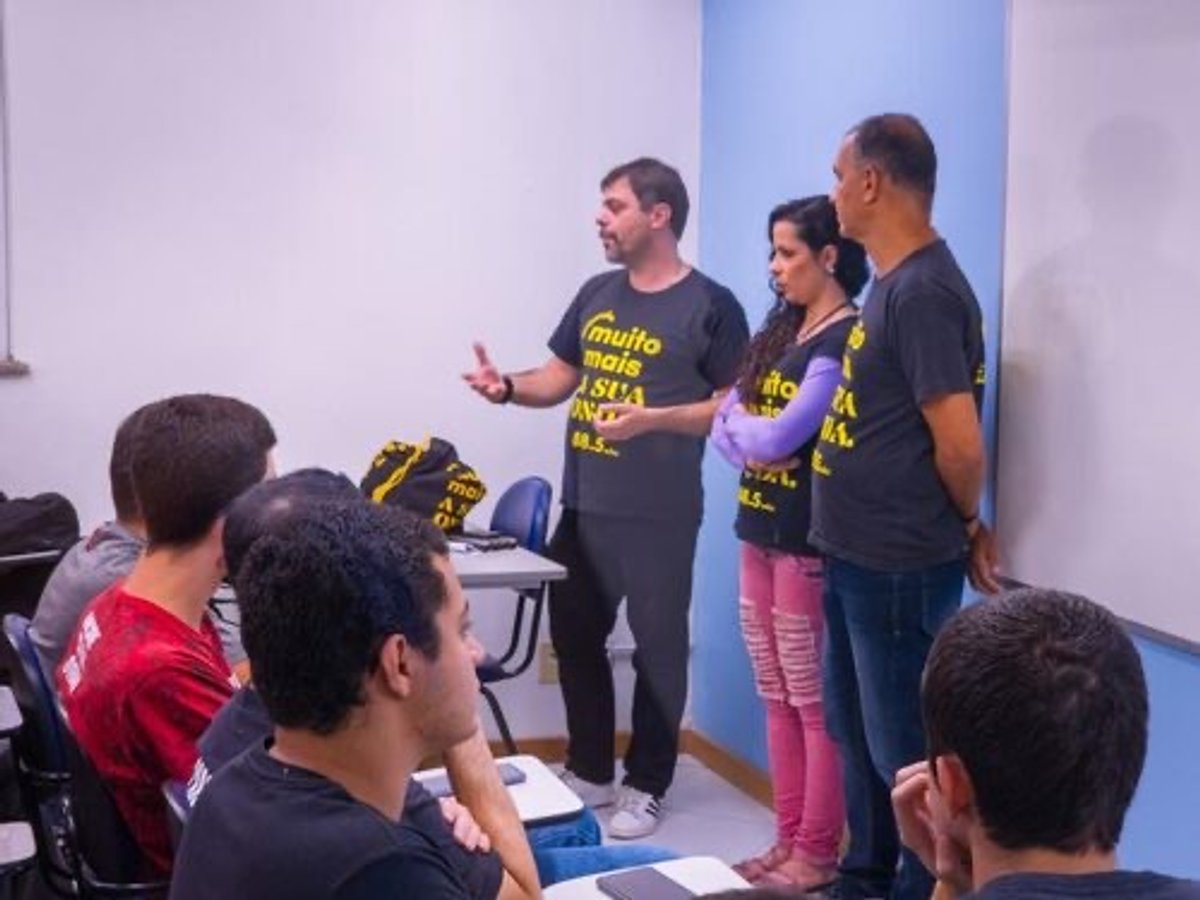 Locutores da Tribuna FM interagem com alunos em projeto da universidade Estácio de Sá, em Petrópolis (RJ)