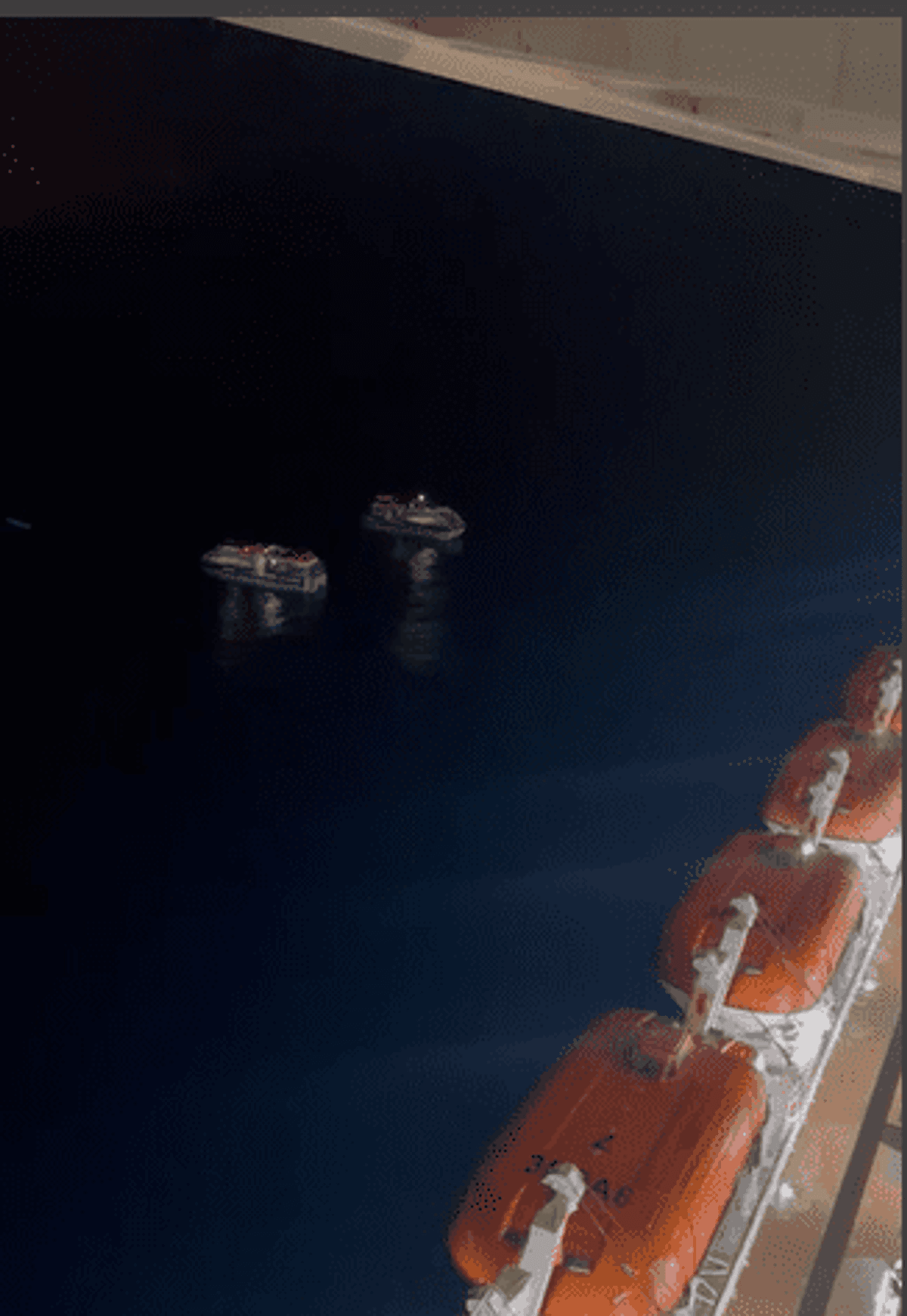 Tripulantes do cruzeiro temático Navio da Mix resgatam ocupantes de barco perdido em alto mar em Angra dos Reis (RJ)
